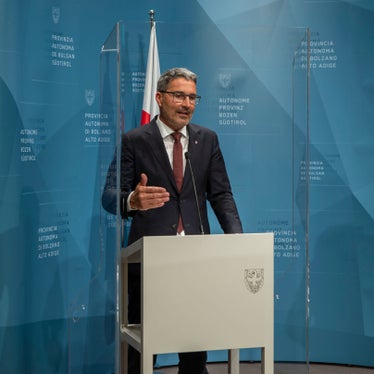 Landeshauptmann Kompatscher hat bei der heutigen Pressekonferenz für mehr Sicherheit durch den Green Pass plädiert. (Foto: LPA/Brucculeri)