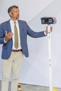 Landesrat Daniel Alfreider zeigt eine Verkehrslesekamera, die zur Analyse des Verkehrsflusses, aber auch als stumme Zeugen für die Ermittlungsarbeit der Sicherheitskräfte nützlich sein werden. (Foto: LPA)