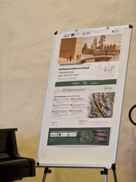 I tecnici dei Bacini montani hanno illustrato le modifiche al progetto: via Innsbruck resta percorribile e i lavori in alveo saranno concentrati in due stagioni. (Foto: USP/Ufficio Sistemazione bacini montani nord dell’Agenzia per la Protezione civile/Philipp Walder)