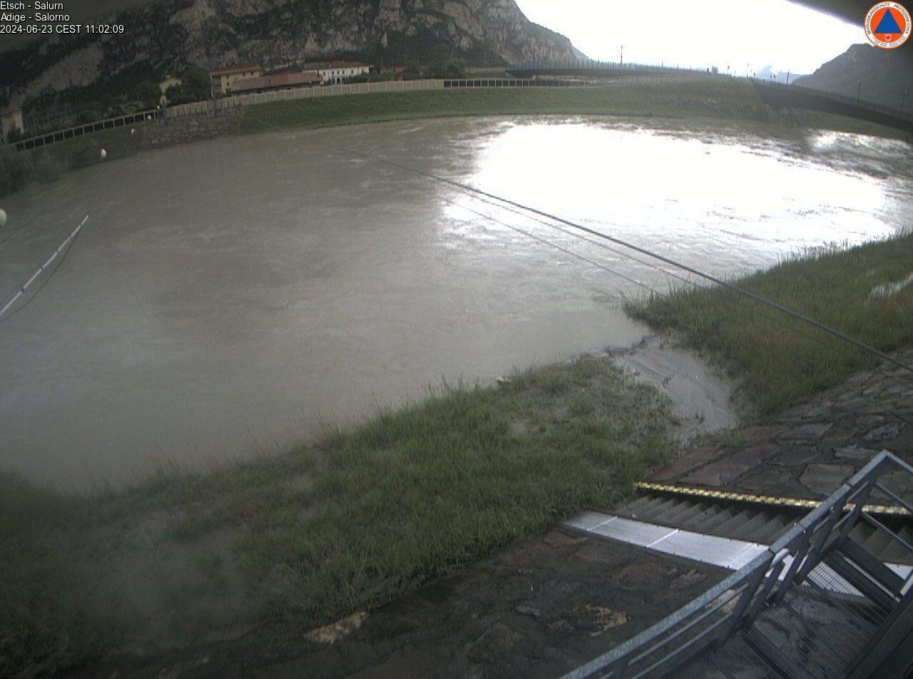 Il livello di tutti i corsi d'acquae in Alto Adige è in calo; la foto mostra il livello dell'Adige a Salorno nel corso della mattina odierna. (Foto: ASP/Ufficio idrologia e dighe)