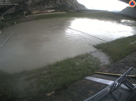 Die Pegelstände aller Fließgewässer in Südtirol sind rückläufig; im Bild der Pegel der Etsch bei Salurn heute vormittags. (Foto: LPA/Webcam Landesamt für Hydrologie und Stauanlagen)