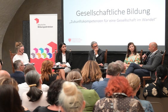 Tavola rotonda con (da sinistra) la moderatrice Edith Benischek, la presidente dell’Associazione Universitaria sh.asus Neha Bhati, il presidente della Provincia Arno Kompatscher, la compositrice e professoressa di pedagogia musicale Manuela Kerer e l’amministratore delegato dell’azienda Weico Metallbau Hubert Weissteiner. (Foto: USP/Direzione Istruzione e Formazione tedesca/Margit Pichler).