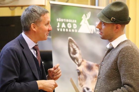 Für die Ausübung der Jagd bedarf es einer guten Vorbereitung: Landesrat Luis Walcher mit einem der Jungjäger. (Foto: LPA/Maja Clara)