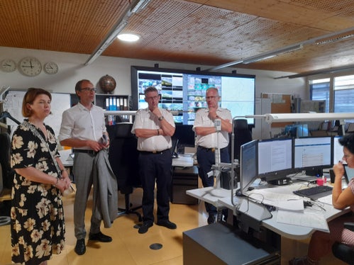 Über Bevölkerungsschutzinformationssystem informiert (von links): Oberösterreichische Feuerwehr- und Katastrophenschutzlandesrätin Michaela Langer-Weninger, Direktor der Agentur für Bevölkerungsschutz Klaus Unterweger, oberösterreichischer Landesfeuerwehrkommandant  und Präsident des Österreichischen Bundesfeuerwehrverbandes Robert Mayer, stellvertretender oberösterreichischer Landesfeuerwehrkommandant Michael Hutterer (Foto: LPA/Maja Clara)