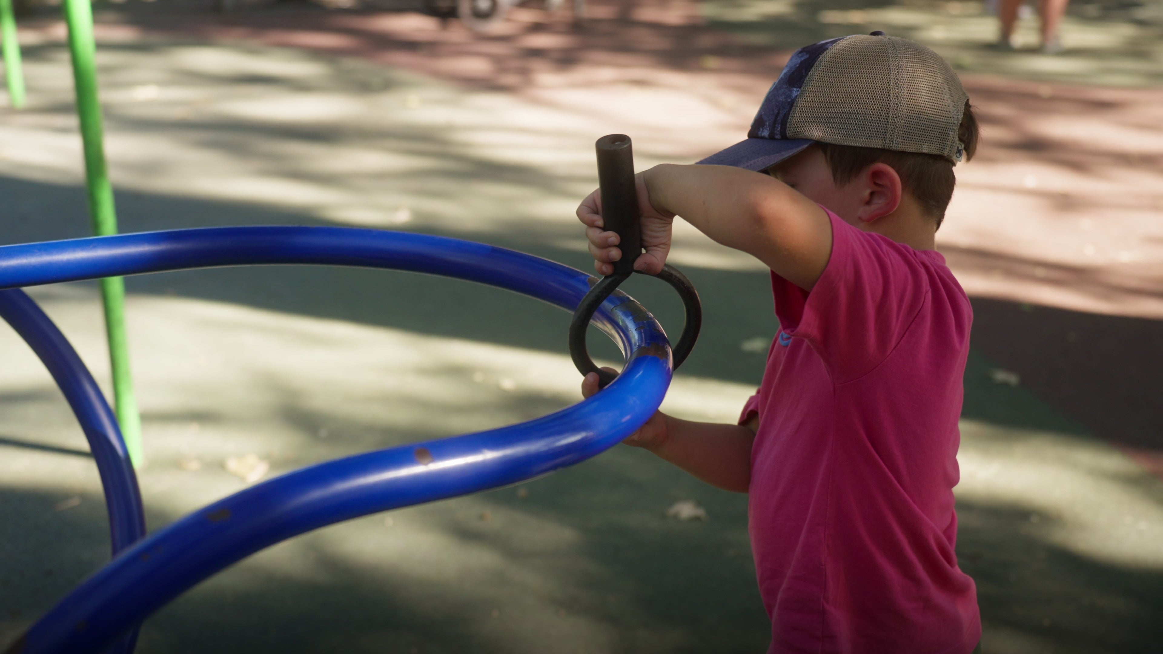 Il gioco senza barriere, per bambini e bambine con e senza disabilità, è possibile nei parchi giochi accessibili dotati di attrezzature diverse. La Provincia autonoma di Bolzano sostiene i Comuni in questo importante percorso pro inclusione. (Foto: USP)