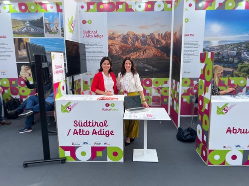 Renate Mayr (a sinistra) e Martina Leitner dell'Ufficio comunicazione e relazioni con il pubblico allo stand della Provincia autonoma di Bolzano, nel Villaggio delle Regioni (Foto: USP)