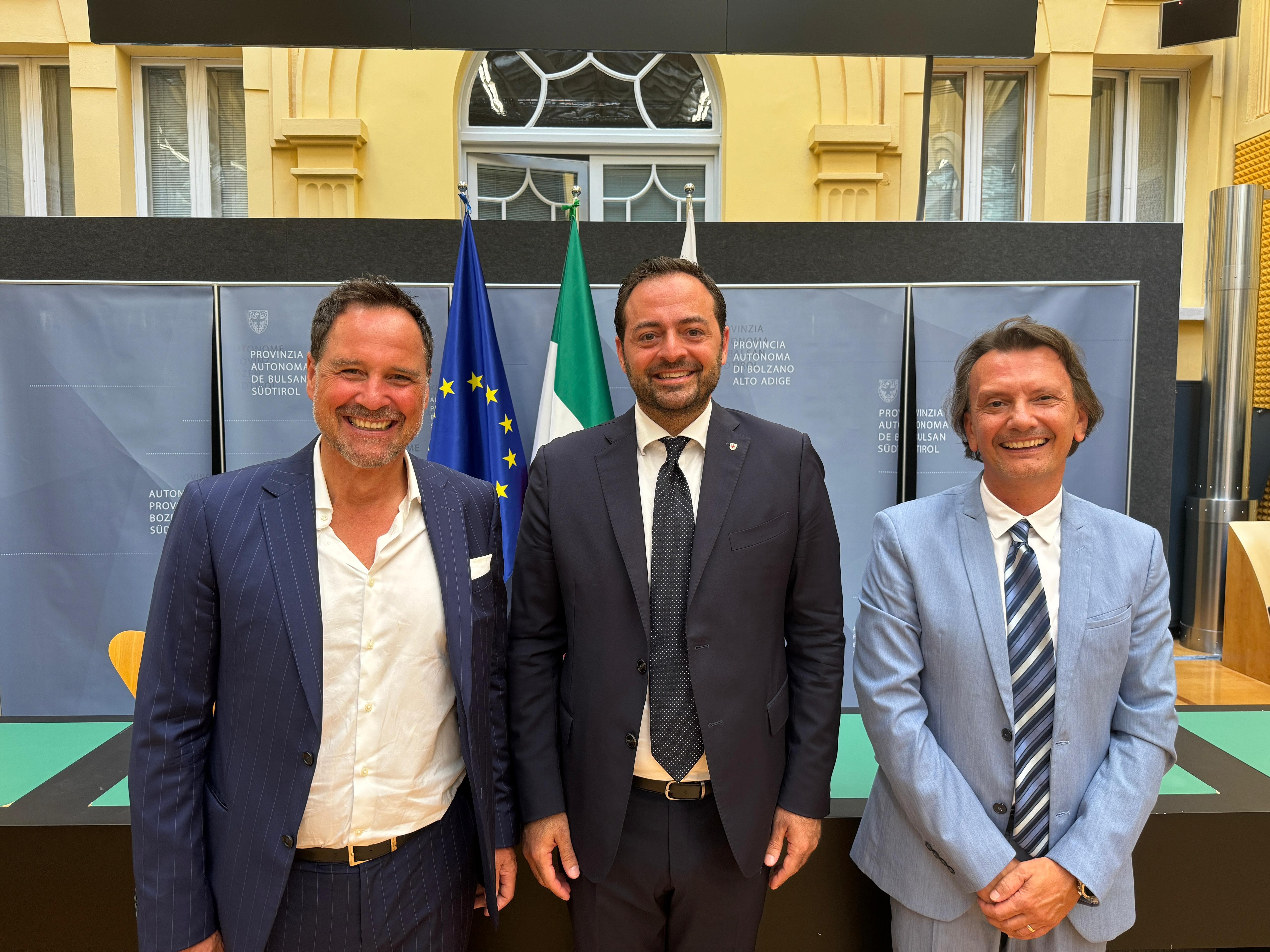 La scuola italiana guarda al nuovo anno formativo attraverso nuove Linee guida e una rete di convenzioni con enti e associazioni sul territorio. Nella foto (da sinistra) il vicedirettore del NOI Techpark Hubert Hofer, il vicepresidente della Provincia Marco Galateo e il sovrintendente Vincenzo Gullotta.  (Foto: USP/assessorato provinciale all'Istruzione/Martin Boschetti) 