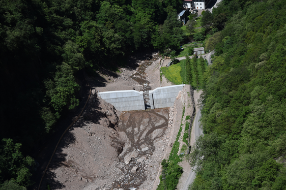 Das Landesamt für Wildbach- und Lawinenverbauung Süd hat die Schlitzsperre mit Rückhaltebecken oberhalb von Haus Emmaus in der Gemeinde Leifers gebaut. (Foto: LPA/Landesamt für Wildbach- und Lawinenverbauung Süd)