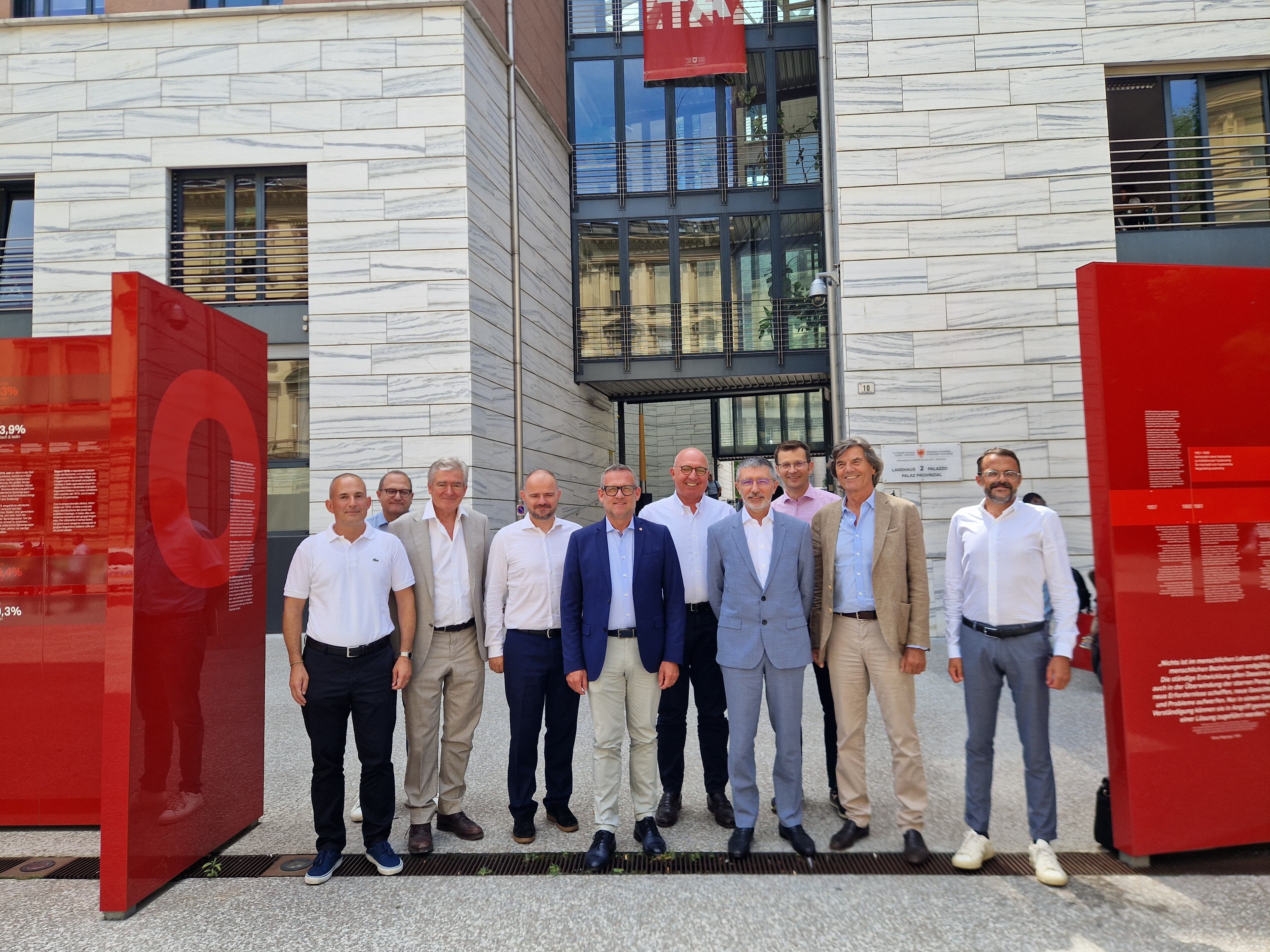 Auf dem Foto, von links nach rechts: Luca Ciprian (Atzwanger AG), Stefan Canale, Vittorio Repetto (Costruzioni Repetto GmbH), Daniel Bedin (Ressortchef), Christian Bianchi (Landesrat), Martin Atzwanger (Atzwanger GmbH), Mauro Talamona (C.M.B. Sozialgenossenschaft), Hansjörg Erlacher (Schmidhammer GmbH) und Walther Pichler (Pichler Projects GmbH), Alexander Steinhauser (Elpo GmbH). (Foto: LPA/Gianluca Crocco)