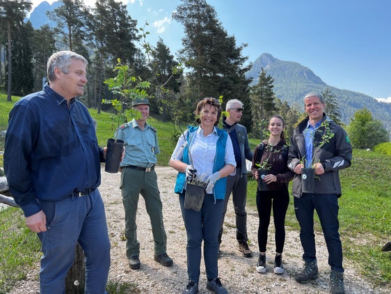 Da sinistra: Othmar Stampfer, sindaco di Fiè, Helmuth Rier, rappresentante della Stazione forestale di Castelrotto, l'assessora provinciale Maria Hochgruber Kuenzer, Enrico Brutti, Ufficio Natura, Jasmine Milani, Ufficio Natura e Leo Hilpold, direttore dell'Ufficio Natura (Foto: ASP/Marcella Morandini)