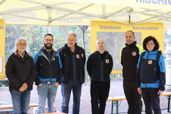 Hochwassertag in Meran (von links): pensionierter Amtdirektor Mauro Spagnolo, Projektleiter und Bauleiter Jan Kobald und Amtsdirektor Peter Egger vom Amt für Wildbach- und Lawinenverbauung West, der Direktor des Amtes für Wildbach- und Lawinenverbauung Süd Thomas Thaler, Jonas Hochkofler und Doris Niederjaufner vom Amt für Zivilschutz in der Agentur für Bevölkerungsschutz (Foto: LPA/Maja Clara)