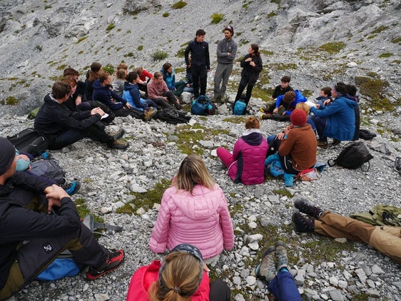Il camp di glaciologia riscuote ogni anno grande interesse e anche quest'anno è organizzato dalla Ripartizione pedagogica della Direzione Istruzione e Formazione tedesca in collaborazione con la Direzione Istruzione, Formazione e Cultura ladina e con scuole partner germaniche nell'ambito di un progetto Erasmus+. (Foto: USP/Ripartizione pedagogica/Christian Aspmair)