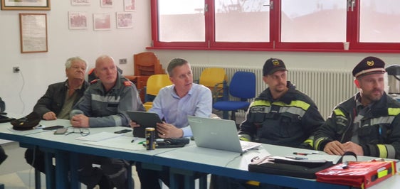 L'assessore provinciale alle Foreste Luis Walcher (al centro) durante la riunione informativa tenutasi l'11 aprile a Prato allo Stelvio. (Foto: USP)