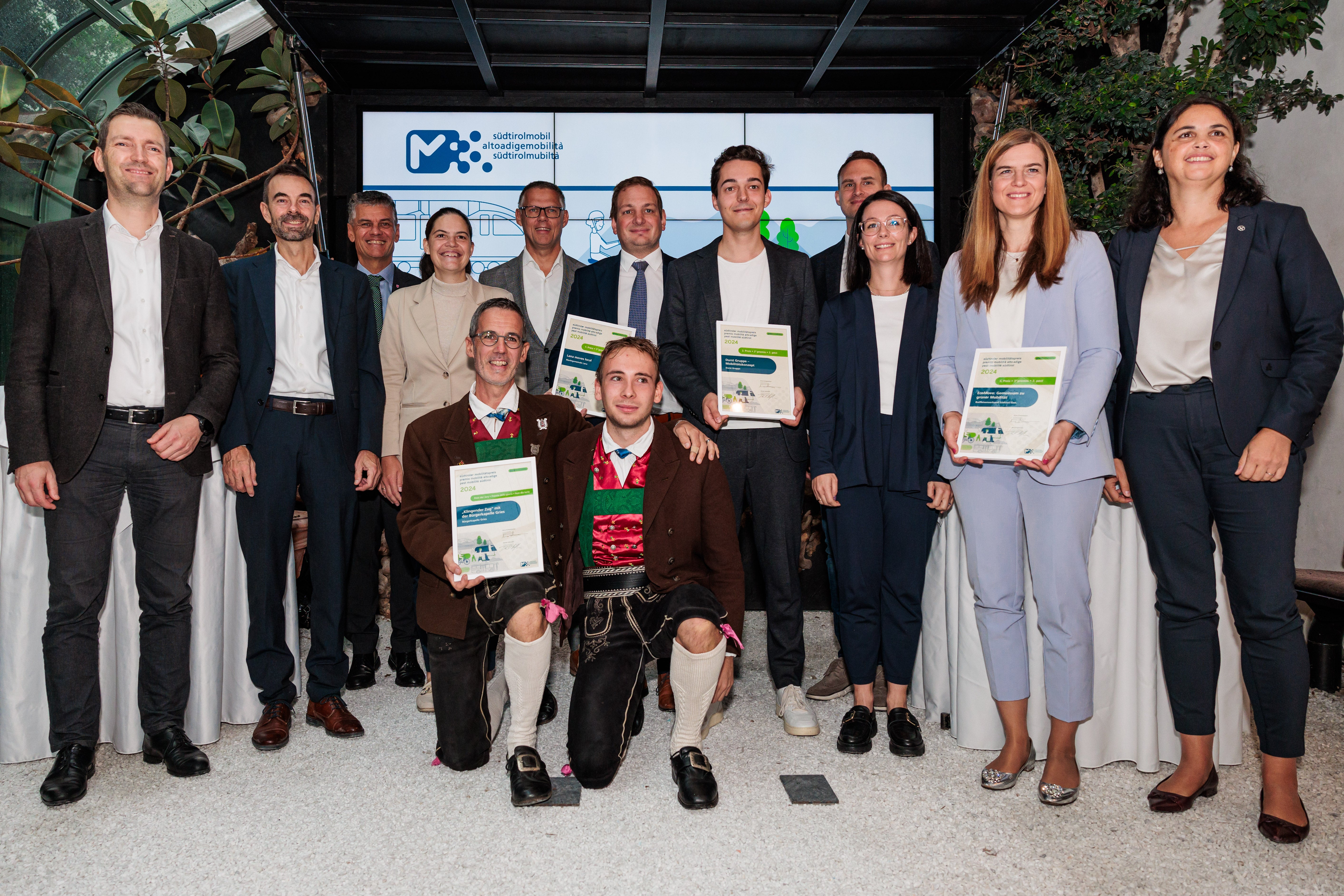 Il direttore della Ripartizione Mobilità Martin Vallazza (da sinistra) e il Responsabile del settore “Green Mobility Südtirol - Alto Adige”. STA - Strutture Trasporto Alto Adige SpA, Harald Reiterer, e il consigliere provinciale Harald Stauder si sono congratulati con i vincitori del Premio Mobilità Alto Adige 2024: Valentina Andreis (Lana), Jürgen Zöggeler (Lana), Helmut Taber (sindaco di Lana), Philip Mödinger (Durst), Alexander Alber, Vanessa Thurner (Lana), Petra Öhler e Astrid Schweiggl (Raiffeisenverband Südtirol Genossenschaft) e (davanti da sinistra) Roland Furgler (presidente) e Samuel Oberegger del gruppo di cittadini di Gries. (Foto: USP/Ivan Brentegani)