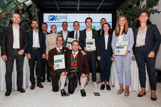 Im Jahr 2024 hat die Gemeinde Lana den Mobilitätspreis erhalten. Im Bild (von links) Mobilitätsressortchef Martin Vallazza, Green-Mobility-Bereichsleiter Harald Reiterer und der Landtagsabgeordnete Harald Stauder bei der Vergabe des Preises an  Valentina Andreis (Lana), Jürgen Zöggeler (Lana), Helmut Taber (Bürgermeister Lana), Philip Mödinger (Durst), Alexander Alber, Vanessa Thurner (Lana), Petra Öhler und Astrid Schweiggl (Raiffeisenverband Südtirol Genossenschaft) sowie (vorne von links) Roland Furgler (Obmann) und Samuel Oberegger von der Bürgerkapelle Gries. (Foto: LPA/Ivan Brentegani)