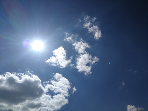 Hohe Temperaturen und starke Sonneneinstrahlung führen zu hohen Ozonkonzentrationen: Am 26. Mai wurde die Informationsschwelle von 180 Mikrogramm Ozon pro Kubikmeter Luft erstmals im Sommer 2026 überschritten: an den drei Messstationen Kurtinig an der Weinstraße, Neumarkt und Leifers.