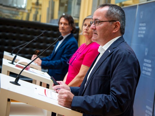 I temi centrali e i dati dell'anno scolastico sono stati poi presentati dai direttori all'istruzione, Gustav Tschenett (nella foto in primo piano) e Vincenzo Gullotta, e dall'ispettrice Elisabeth Baur, in rappresentanza della Direzione Formazione, Istruzione e Cultura ladina (Foto: ASP/Fabio Brucculeri)