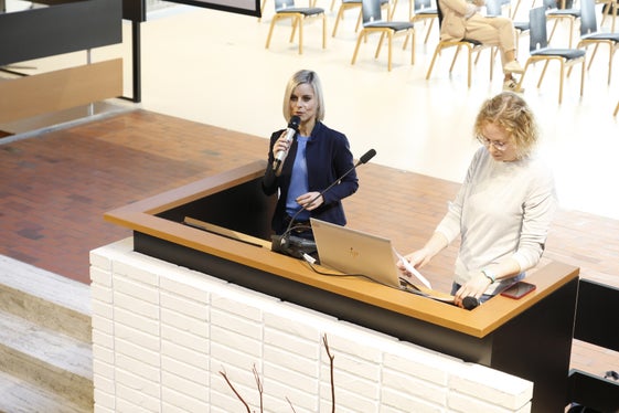 Claudia Rieder (Mittelschule Dr. Josef Röd, Schulsprengel Bruneck 1) und Hanna Waldthaler (Mittelschule Adalbert Stifter, Schulsprengel Bozen/Gries) (v.l.) führten in das Thema Podcasts im Unterricht ein. (Foto: LPA/Verena Hilber)