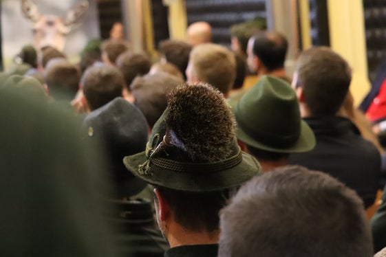 Aus allen Landesteilen waren die neuen Jägerinnen und Jäger gestern Abend in den Innenhof des Palais Widmann gekommen, um ihren Jagdbefähigungsnachweis entgegenzunehmen. (Foto: LPA/Maja Clara)