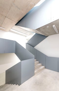 Auch das Erdgeschoss wurde im Zuge der Bauarbeiten saniert und mit neuen Stiegenaufgängen, Aufzügen und sanitären Einrichtungen ausgestattet. (Foto: Landesamt für Hochbau West/Paolo Tenaglia)