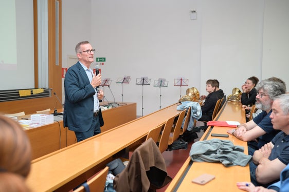 Bei der Prämierungsfeier der Schul-Olympiaden: der Direktor der Pädagogischen Abteilung Martin Holzner (Foto: LPA/Deutsche Bildungsdirektion/Margit Pichler)