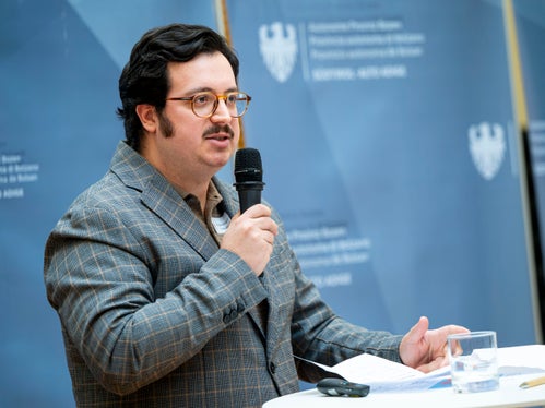 Francesco Trevisan vom Frauenbüro des Landes Südtirol erläuterte ausführlich, wie die neue ADA-Datenbank funktioniert und wie sich Expertinnen darin eintragen lassen können. (Foto: LPA/Fabio Brucculeri)