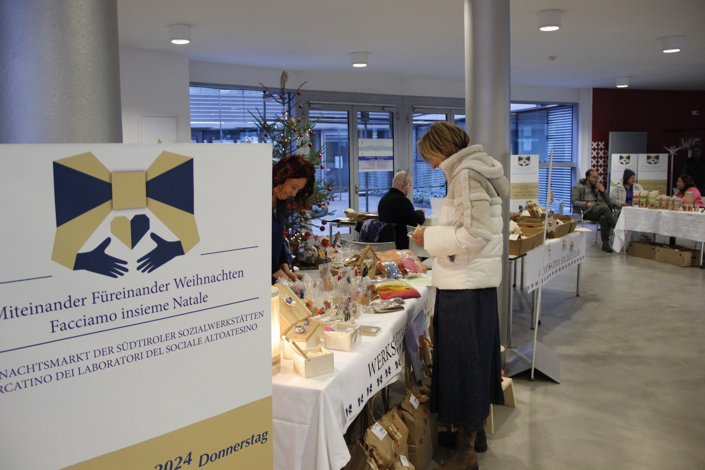 Il mercatino solidale “Facciamo insieme Natale” si svolge in due giorni quest'anno. I laboratori sociali espongono prodotti fatti a mano. Il foyer di Palazzo 12 risplenderà di atmosfera natalizia oggi e giovedì prossimo, 12 dicembre, dalle ore 9.15 alle 16.00, per il mercato natalizio solidale. (Foto: USP/Hannes Wisthaler)