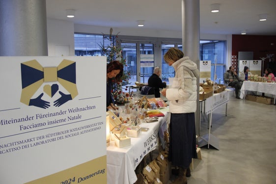 Il mercatino solidale “Facciamo insieme Natale” si svolge in due giorni quest'anno. I laboratori sociali espongono prodotti fatti a mano. Il foyer di Palazzo 12 risplenderà di atmosfera natalizia oggi e giovedì prossimo, 12 dicembre, dalle ore 9.15 alle 16.00, per il mercato natalizio solidale. (Foto: USP/Hannes Wisthaler)