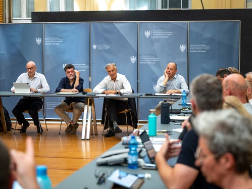 Il direttore di Dipartimento Günther Burger (da sinistra), Domenico Laratta dell'Agenzia provinciale per le relazioni sindacali, il presidente dell'Agenzia Hermann Troger e il direttore di Ripartizione Albrecht Matzneller durante l'incontro con i rappresentanti sindacali. (Foto: USP/Fabio Brucculeri)