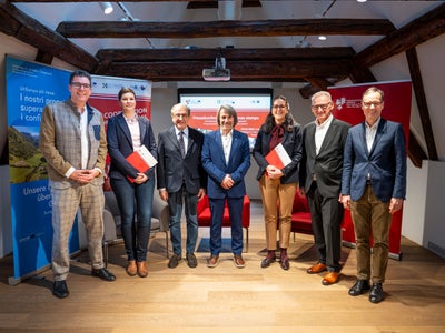 Stellten das Projekt Bürgernahe Gesundheit vor: Matthias Fink (Euregio-Generalsekretär), Maria Pflanzner-Stockl, Volksanwalt Sandro Raimondi, Landesrat Hubert Messner, Volksanwältin Veronika Meyer, Birger Rudisch und Günther Sommia. (Foto: LPA/Fabio Brucculeri)