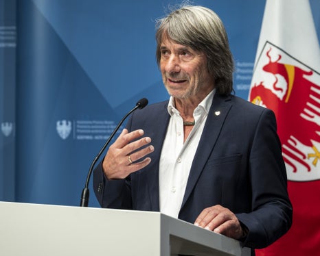 Wir haben die vereinbarten PNRR-Ziele nicht nur erfüllt, sondern vor allem konkrete Verbesserungen für die Menschen umgesetzt. In den Gemeinschaftshäusern bekommen Menschen schnell Hilfe und zusammen mit den Gemeinschaftskrankenhäusern entlasten diese die Spitäler und vernetzen die Dienste besser, sagt Gesundheitslandesrat Hubert Messner. (Foto: LPA/Fabio Brucculeri)