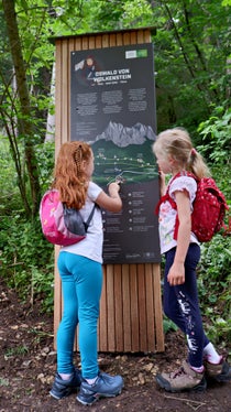 Spannend für Kinder und Erwachsene: Auf rund 4,5 Kilometern Strecke erwarten die Besucher 15 Stationen mit Informationen zu Geschichte und Kulturlandschaft. (Foto: Seiser Alm Marketing)