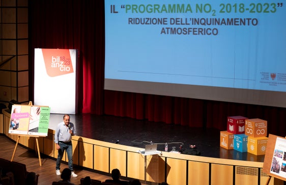 Die Erfüllung des Klimaplans 2040 sei ein Auftrag für alle. Dieser gelte auch für die eigenen Landesämter, betonte Landesrat Vettorato bei der Pressekonferenz. (Foto: LPA/Manuela Tessaro)