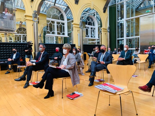 Il presidente Kompatscher e la segretaria generale dell'Euregio Marilena Defrancesco alla presentazione dello studio nel cortile interno di Palazzo Widmann (Foto: Euregio) 