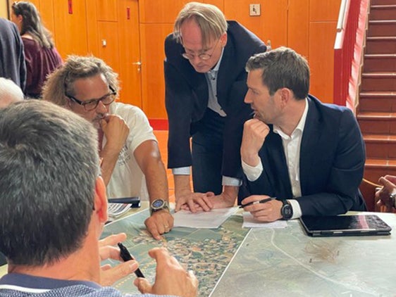 Il direttore del Dipartimento Infrastrutture e Mobilità Martin Vallazza e il direttore dell'Ufficio tecnico strade Ovest Johannes Strimmer illustrano il progetto (Foto: ASP/Dipartimento Infrastrutture e Mobilità)