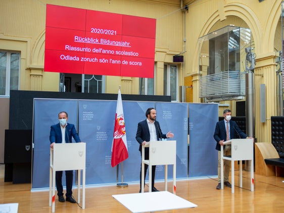 Gli assessori Vettorato, Achammer ed Alfreider (da sin.) hanno fatto un bilancio dell'anno scolastico 2020/21 caratterizzato dalla pandemia e delineato le previsioni per l'inizio dell'anno in autunno. (Foto: ASP/F. Brucculeri)