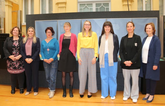 Più visibilità per le donne nella ricerca: (da sinistra) Marlene Messner, Ulrike Oberhammer, Donatella Califano, le premiate Sabine Tiefenthaler, Chiara Orri e Franziska Cont, Judith Steinmayr e Magdalena Janka (Foto: ASP/Carmen Kollmann)