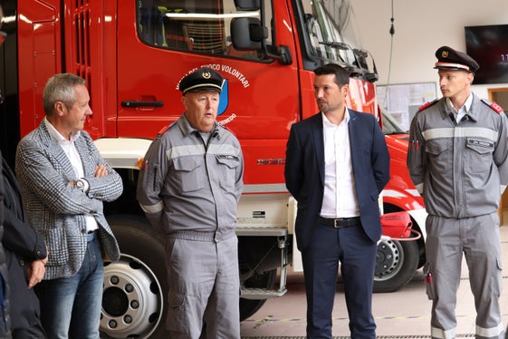 In occasione della presentazione del primo pulsante di emergenza dell’Alto Adige presso la caserma dei vigili del fuoco di Cardano. Da sinistra il sindaco di Cornedo all'Isarco Albin Kofler, il presidente dell’Unione provinciale dei Corpi volontari dei vigili del fuoco Martin Künig, il presidente del Consorzio dei Comuni Dominik Oberstaller e il comandante dei vigili del fuoco Christoph Vieider (Foto: USP/Maja Clara)