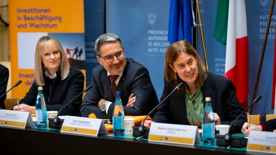 Si è svolto a Palazzo Widmann il Comitato di Sorveglianza del Fondo sociale europeo Plus. 150 milioni di euro disponibili per promuovere occupazione, formazione e inclusione sociale. Da sinistra Claudia Weiler, direttrice dell’Ufficio Fondo sociale europeo, il presidente della Provincia, Arno Kompatscher, e la direttrice della Ripartizione Europa, Martha Gärber (Foto: ASP/Fabio Brucculeri)