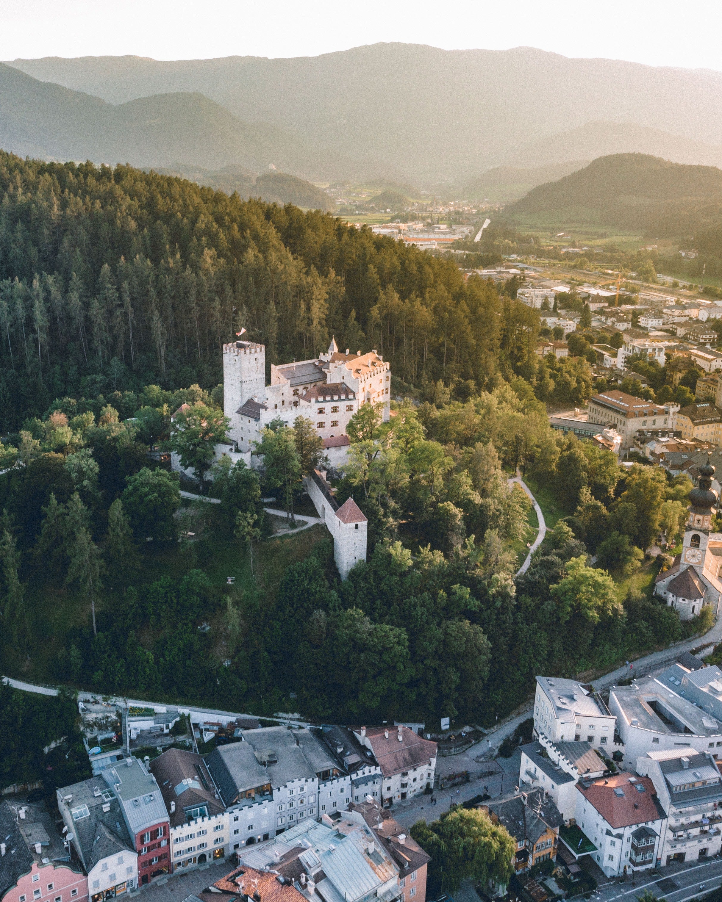 Via libera dalla Giunta provinciale a circa 42.000 metri quadrati di area commerciale di interesse provinciale nell’area “Brunico Ovest” (Foto: Unsplash)