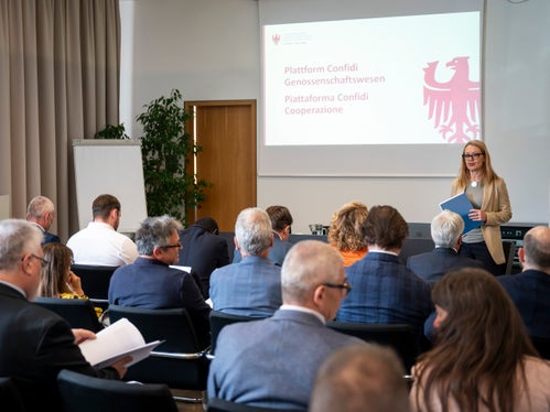 Das Amt für Genossenschaftswesen hat gemeinsam mit den Genossenschaftsverbänden und mit Confidi Südtirol einen Leitfaden erarbeitet, mit denen Genossenschaften über die bestehenden Möglichkeiten über Garantieleistungen zu Finanzmitteln zu gelangen, informierte Amtsdirektorin Manuela Paulmichl. (Foto: LPA/Fabio Brucculeri)