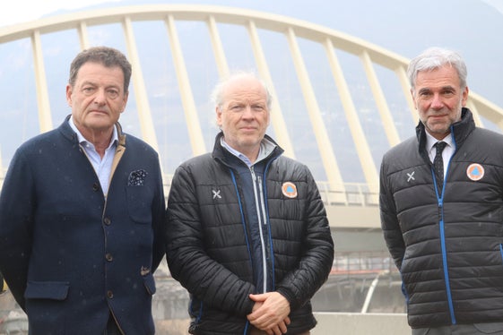 Begutachtung (v.li.): Bauunternehmer Giulio Misconel, Direktor des Funktionsbereichs Wildbachverbauung Fabio De Polo, Bevölkerungsschutzlandesrat Arnold Schuler. (Foto: LPA/Maja Clara)
