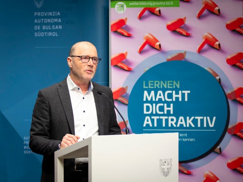 Auf die Notwendigkeit des lebenslangen Lernens in einer von rasantem Wandel geprägten Zeit und auf das in den Nachhaltigkeitszielen verankerte Recht darauf verwies bei der heutigen Pressevorstellung der Direktor der Abteilung deutsche Kultur, Volker Klotz, hin. (Foto: LPA/Fabio Brucculeri)