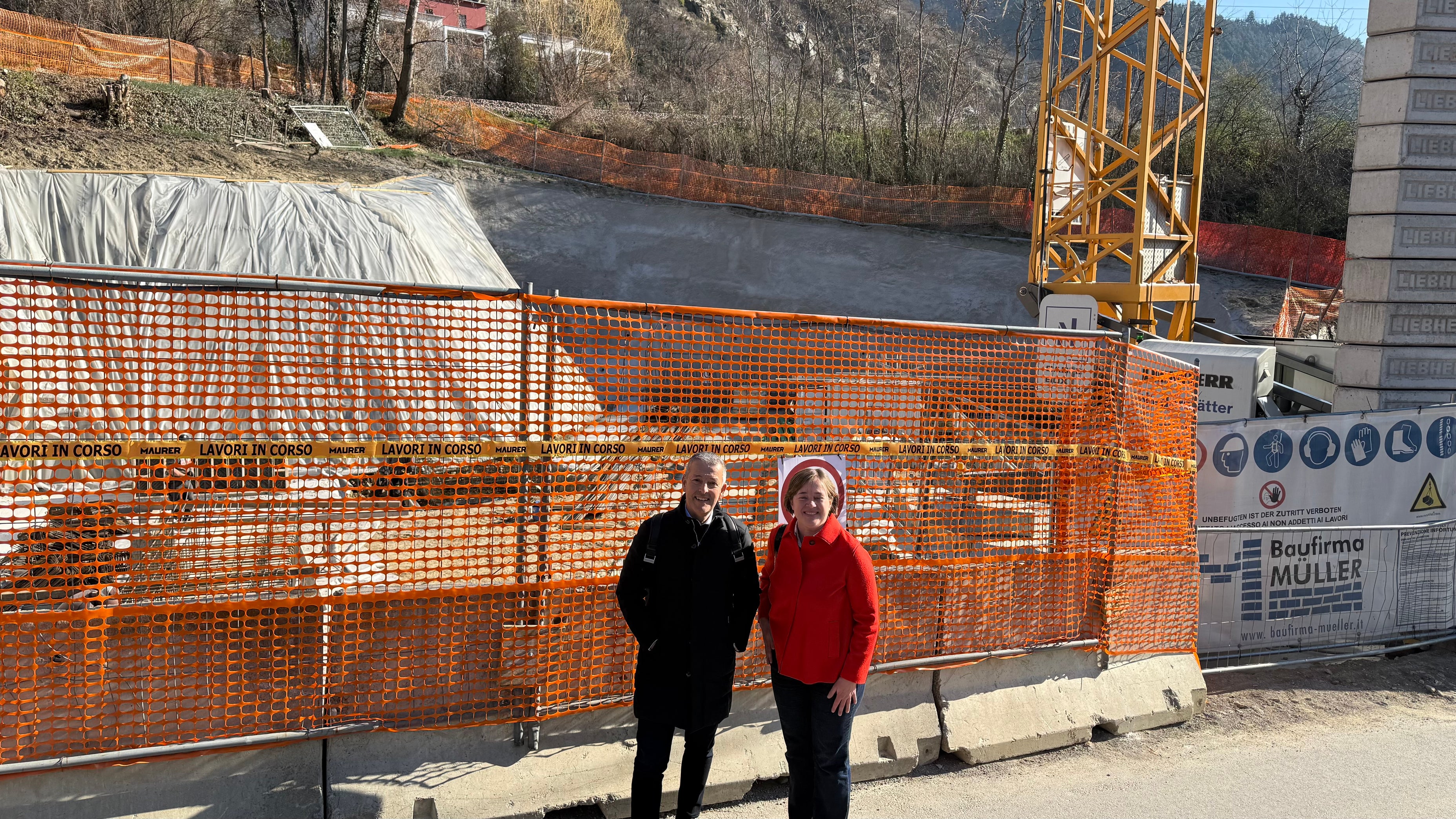 Gli alloggi in costruzione a Silandro saranno venduti a prezzi nettamente inferiori rispetto al valore di mercato. Inoltre, sono disponibili contributi fino a 80.000 euro per appartamento, destinati tra l’altro ai terreni e alle infrastrutture. Nella foto, l’assessore provinciale Brunner e la sindaca Kaaserer durante un sopralluogo in cantiere. (Foto: Thomas Bodner)