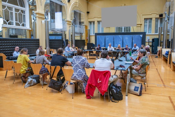 Un momento della trattativa tenutasi nel cortile interno di Palazzo Widmann. Con la conclusione della contrattazione collettiva per il triennio 2019-21, avvenuta oggi (23 luglio), si prospettano diverse novità. (Foto: ASP/Greta Stuefer)