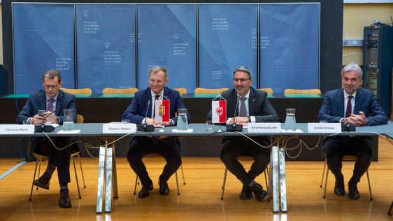 All'incontro con la delegazione dell'Alta Austria: (da sinistra) il Console generale austriaco a Milano, Clemens Mantl, i presidenti, Thomas Stelzer e Arno Kompatscher, e l'assessore provinciale, Arnold Schuler (Foto: ASP/Fabio Brucculeri) 
