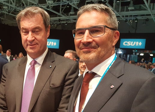 LH Kompatscher nutzte den Aufenthalt in Bayern auch zu einem Austausch mit Ministerpräsident Markus Söder (l.) und dem EVP-Fraktionsvorsitzenden im EU-Parlament,&nbsp;Manfred Weber (nicht im Bild). (Foto: LPA)&nbsp;