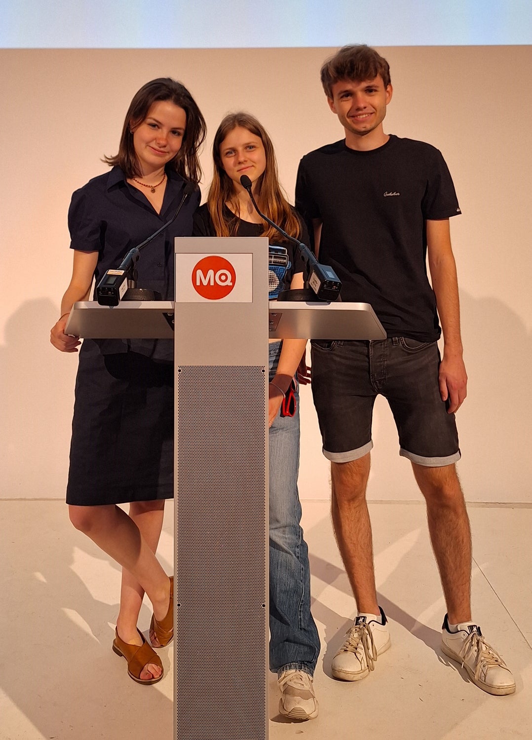 Südtiroler Teilnehmende am Finale (v.l.): Olivia Kaufmann (Realgymnasium Bozen), Sarah Lea Tillack (Mittelschule Peter Rosegger Meran), Moritz Luther (Realgymnasium und technologische Fachoberschule Meran) (Foto: LPA/Landesamt für Jugendarbeit/Anita Demetz)
