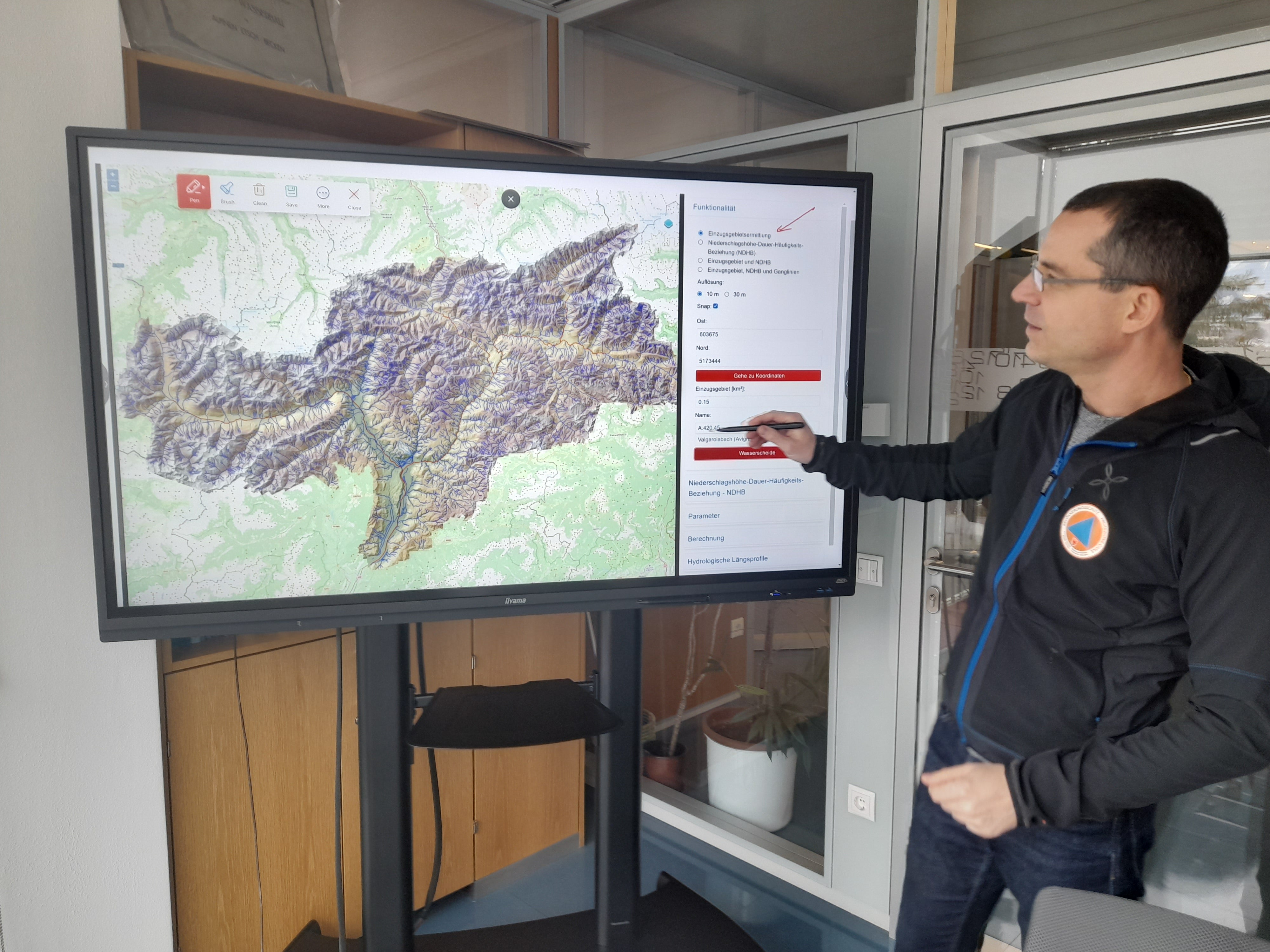 Meilenstein in Dienstleistungen für Techniker und Technikerinnen: WebBasin ist eine moderne Plattform, die die Niederschlagshöhe-Dauer-Häufigkeits-Beziehung analysiert und visualisiert, erklärt Projektleiter Stefan Ghetta vom Landesamt für Hydrologie und Stauanlagen in der Agentur für Bevölkerungsschutz (im Bild). (Foto: LPA/Maja Clara)