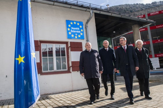 Seit einem Vierteljahrhundert gibt es den Grenzbalken am Brennerpass nicht mehr. Das haben heute (v.l.) Südtirols Alt-Landeshauptmann Durnwalder, Tirols Landeshauptmann Mattle, Südtirols Landeshauptmann Kompatscher und Tirols Alt-Landeshauptmann Weingartner gefeiert. (Foto: LPA/Ivo Corrà)